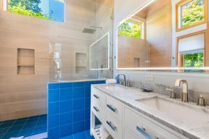 een badkamer met een wastafel en een spiegel bij Orca Ridge on Resort Road by AvantStay A Views in Greenbank