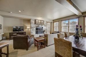 Гостиная зона в Mont Cervin 21 by AvantStay Luxury Ski in Ski out home in Park City