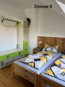two twin beds in a room with a mirror at Zimmer in Ein Haus mit Waschmaschine in Mönchengladbach