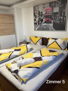 2 camas en una habitación con un autobús de 2 pisos en Zimmer in Ein Haus mit Waschmaschine, en Mönchengladbach