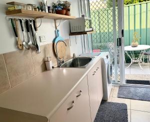 Kuchyň nebo kuchyňský kout v ubytování Coastal Escape
