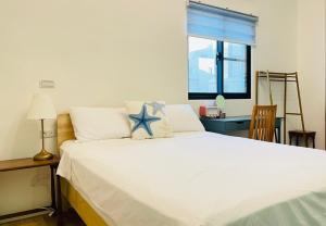 Letto o letti in una camera di 澎湖卡米諾民宿ll住宿接駁ll貓店長