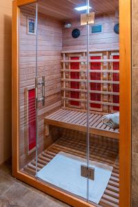 ein Zimmer mit einer Sauna mit roten Türen in der Unterkunft Haus Sonnengarten-Lienz in Lienz