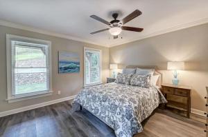 um quarto com uma cama e uma ventoinha de tecto em Sunset Shores Resort: The Homestead by AvantStay em Mooresville