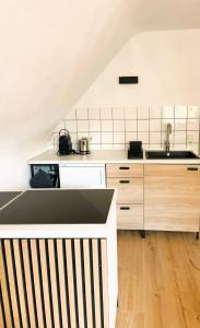 cocina con fregadero y encimera en Ruhige 3 Zimmer Wohnung gut angebunden, en Düsseldorf