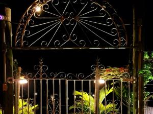 Una puerta de noche con luces encendidas. en Pousada da Lua, en Delfinópolis