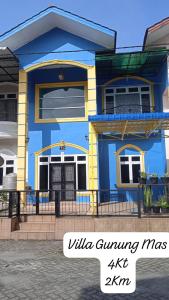 ブラスタギにあるVilla Gunung Mas Blok E No 3 A Berastagi Viewの青と黄の家