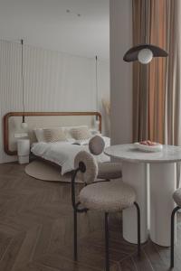 Schlafzimmer mit einem Bett, einem Tisch und Stühlen in der Unterkunft New and Stylish Apartment, Monaco in Beausoleil