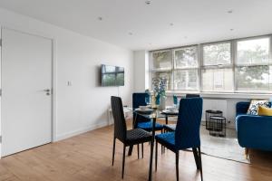 una sala da pranzo con tavolo e sedie di Livestay-Modern Apartments Building in Aylesbury a Buckinghamshire