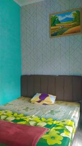ブラスタギにあるVilla Gunung Mas Blok E No 3 A Berastagi Viewのベッドルーム1室(黄色い花のベッド1台付)