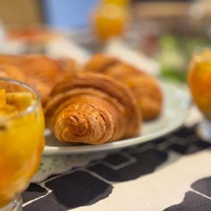 um prato de pastelaria sentado numa mesa em BAMBOO LODGE - la Criquet 'Event' em Lomé