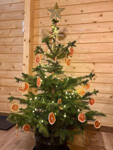 a christmas tree with orange slices on it at Dom Miłomłyn in Miłomłyn