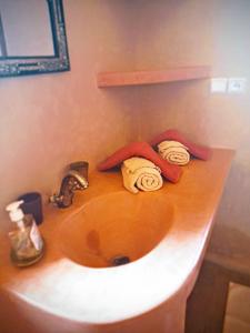 Een badkamer bij Riad Mamy Wababi