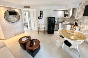 Kuchyň nebo kuchyňský kout v ubytování Caramel Cookie con Piscina, Doble terraza, Parking y WIFI