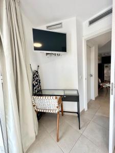TV a/nebo společenská místnost v ubytování Caramel Cookie con Piscina, Doble terraza, Parking y WIFI