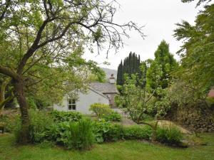 una casa en medio de un jardín en 3 Bed in Eskdale SZ416, en Santon Bridge 7 fotos más