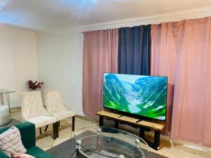 uma sala de estar com uma televisão de ecrã plano sobre uma mesa em The crib em Roodepoort