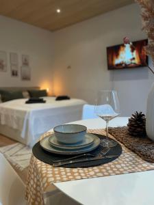 Cozy Appartement Hagen في هاغين: طاولة عليها صحن وكأس نبيذ