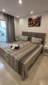 シディ・ブ・サイドにあるCosy Appartement in "Sidi Bou Said"の大型ベッド1台(大型ベッド1台付)が備わるアパートメントです。