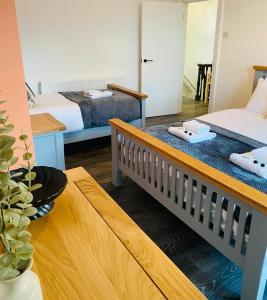 um quarto com duas camas e uma mesa e uma mesa sidx sidx sidx em Caerau Heights em Newport