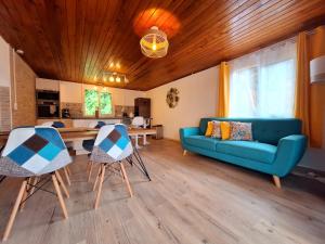 ein Wohnzimmer mit einem blauen Sofa und einem Tisch in der Unterkunft PEACE & LODGE II in Saint-Joseph