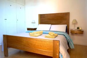 una camera da letto con un letto con due asciugamani gialli di Rent for Days - Microcentro a San Miguel de Tucumán