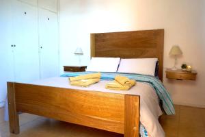 a bedroom with a bed with two yellow towels on it at Rent for Days - Microcentro in San Miguel de Tucumán