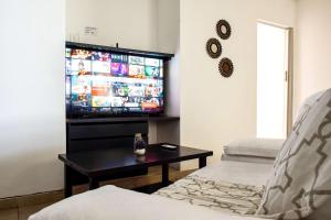 un soggiorno con divano e TV di Rent for Days - Microcentro a San Miguel de Tucumán