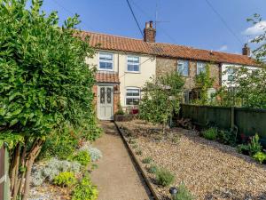 an exterior view of a house with a garden at 3 bed in Fakenham 85522 in Fakenham