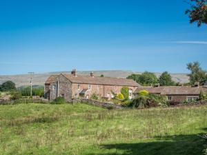 an old brick house in a field of grass at 2 Bed in Eden Valley SZ209 in Kirkoswald