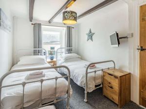 two twin beds in a room with a star on the wall at 2 Bed in Brixham 88019 in Brixham