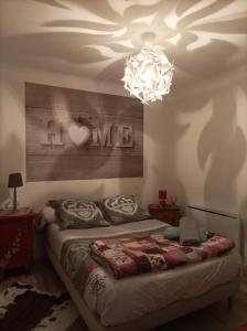 En eller flere senge i et værelse på Gîte - Appartement - sans draps et serviettes