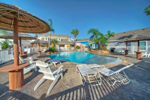 una piscina con sillas y sombrilla en 16 Palms by AvantStay Luxury Pool Playscape, en Port Aransas