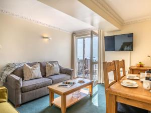 a living room with a couch and a table at 2 Bed in Croyde 87110 in Croyde