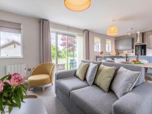 a living room with a couch and a kitchen at 2 Bed in St. Mellion 87715 in St Mellion
