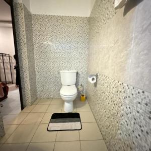a bathroom with a toilet and a shower at BAMBOO LODGE - la Criquet 'Event' in Lomé