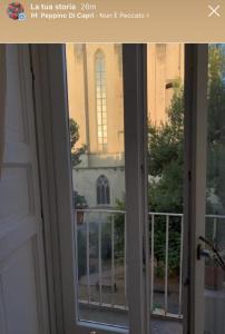 une porte ouverte avec vue sur un bâtiment dans l'établissement MARIA ROSARIA A SANTA CHIARA, à Naples