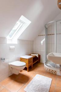 La salle de bains est pourvue de toilettes et d'un lavabo. dans l'établissement Landhaus am Diemelsee, à Diemelsee