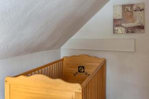 - un escalier en bois dans une chambre avec un escalier dans l'établissement Landhaus am Diemelsee, à Diemelsee