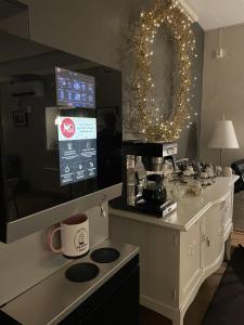 een keuken met een aanrecht met een koffiepot erop bij Hotell Briggen i Åhus in Åhus