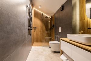 Koupelna v ubytování Black & White Villas + 69 fotografií