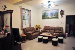 sala de estar con sofá y mesa en 成功民宿 KM Bed and Breakfast, en Jinhu