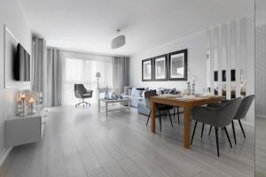 Televízia a/alebo spoločenská miestnosť v ubytovaní Elite Apartments Downtown Premium