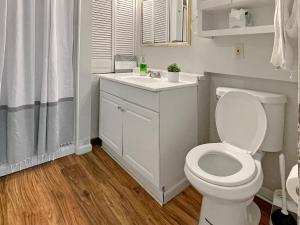 德梅因的住宿－Family Friendly 3 Br 2 Bath Duplex Sleeps 9!，白色的浴室设有卫生间和水槽。