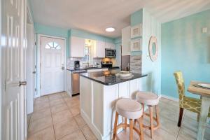 Köök või kööginurk majutusasutuses Rise N Beach by AvantStay Golf Cart Zone