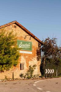 una señal en el lateral de un edificio de ladrillo en Locanda al Convento, en Favaro Veneto