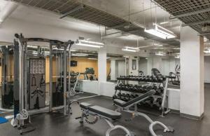 un gimnasio con mucho equipamiento en una habitación en Beautiful 2br2ba In Bldg Connected To Skywalk en Des Moines