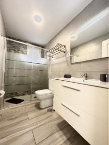 Koupelna v ubytování Mango Sorbet súper central, 3 Desks, high speed internet, 3 bedrooms and 2 bathrooms