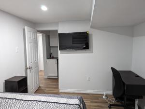 Schlafzimmer mit einem Bett und einem Schreibtisch an der Wand in der Unterkunft House of Pleasantness in Hamilton
