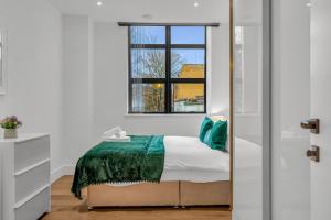 - une chambre avec un lit et une fenêtre dans l'établissement Regent's Park Serviced Apartments by MySquare, à Londres